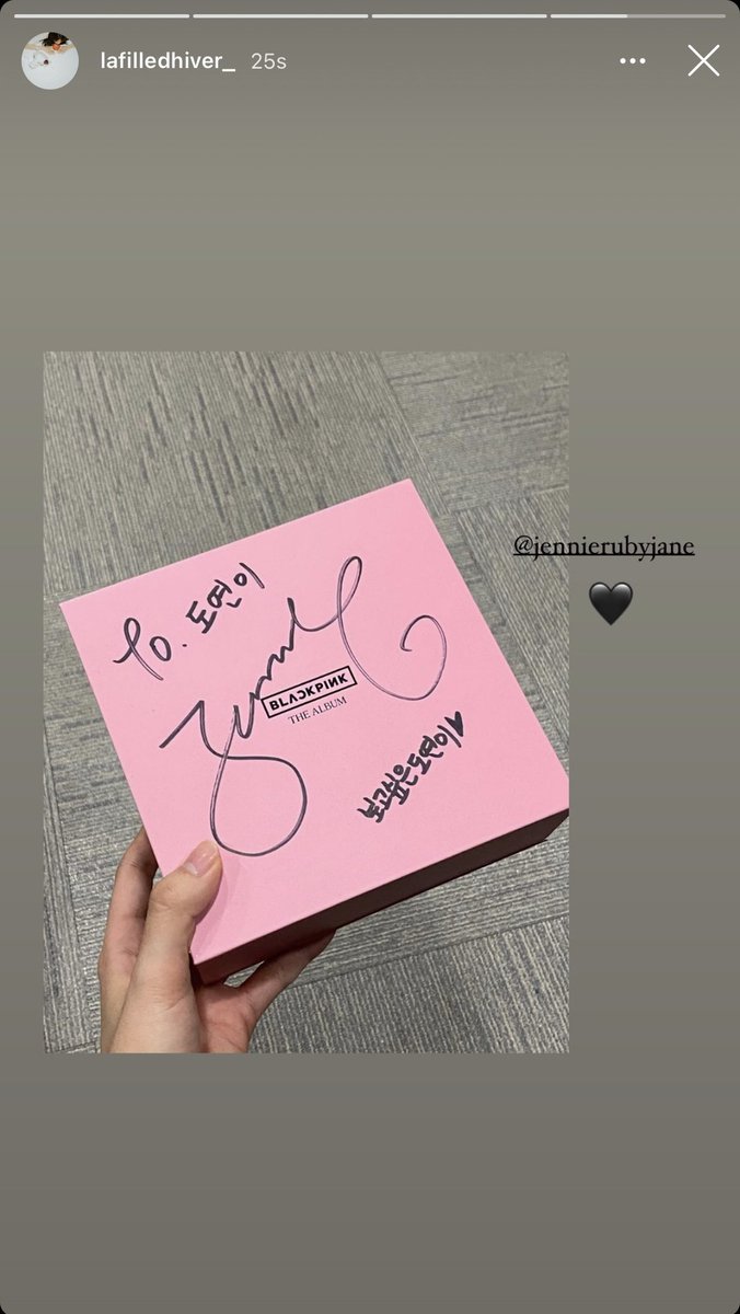 firejennie's tweet photo. JENNIE GAVE DOYEON A SIGNED ALBUM CUTEEE https://t.co/4NMspiOWYx