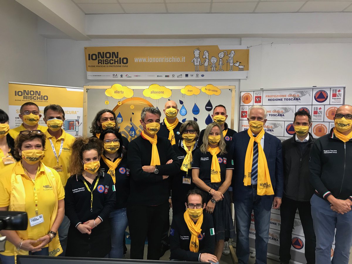 #Iononrischio2020 - Con i saluti del presidente <a href="/EugenioGiani/">Eugenio Giani</a> diamo inizio alla campagna.
Durante la visita in sala operativa si è svolto un collegamento tra il capo dipartimento Borrelli <a href="/DPCgov/">Dipartimento Protezione Civile</a> e Giani per uno scambio di saluti e un in bocca al lupo.