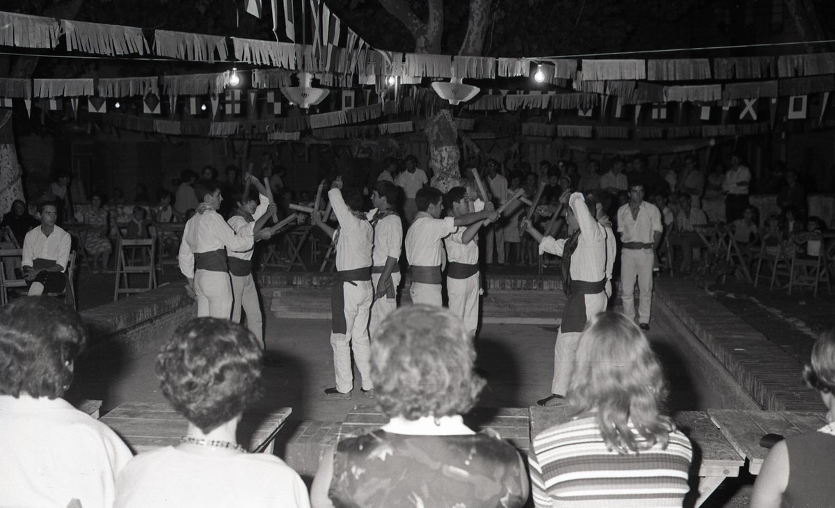ajcambrils's tweet photo. HISTÒRIA | 🎶 Viatgem enrere en el temps? Avui us portem una actuació de bastoners de la qual desconeixem la data exacta. Algú ho sap?

ℹ️ AMCAM

#Cambrils #HistòriadeCambrils https://t.co/IBoPJPtord