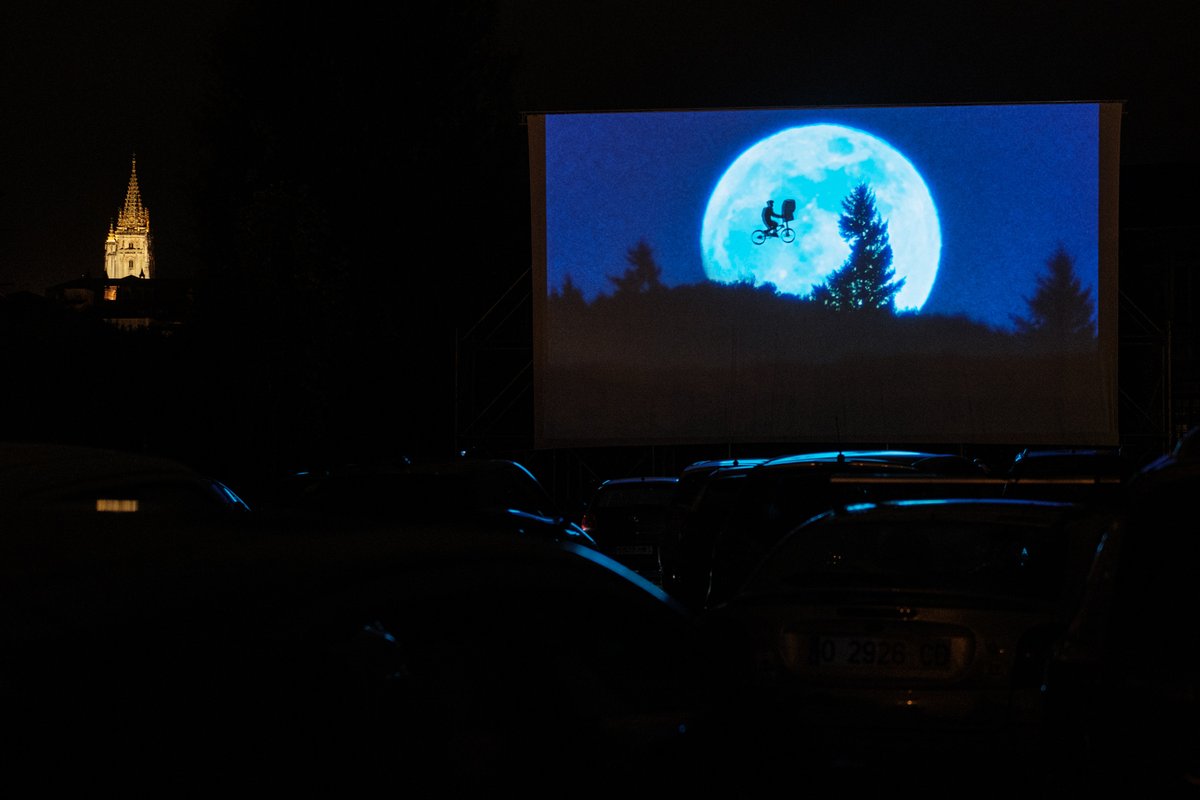 Proyección de la película “E.T., el extraterrestre” (Steven Spielberg, 1982), con música compuesta por John Williams, en el autocine de “#LAFPABRICA. Fábrica en Premios”. #PremiosPrincesadeAsturias