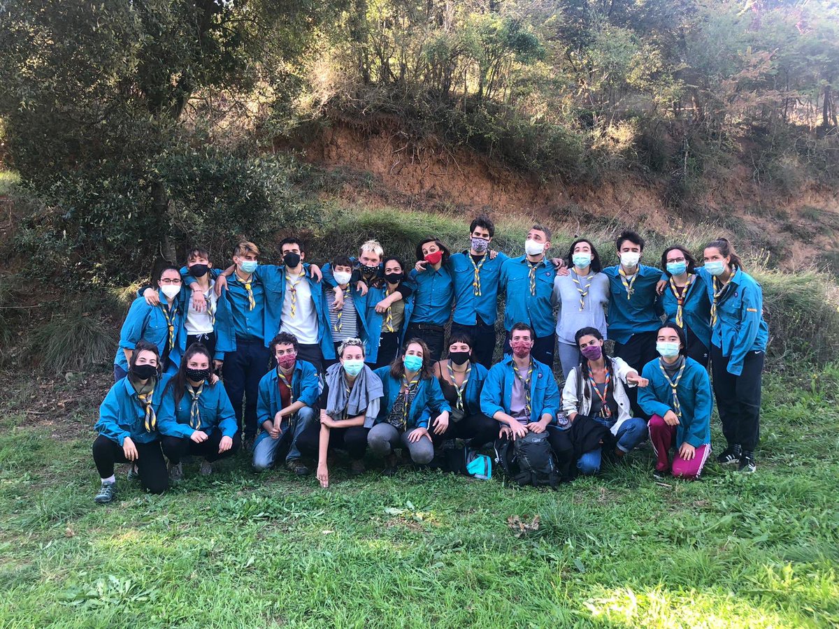 Us presentem el consell d'aquest curs, un consell renovat i amb moltes ganes de petar-ho molt fort💥💥💥

Ens podeu reconèixer amb mascareta? 🤪

#cau #scout #consell #natura
