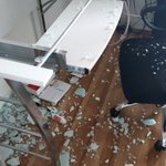 自宅でゴルフの素振りなんてしちゃ絶対にダメ!パソコンデスクの強化ガラス天板が粉々になってしまった…