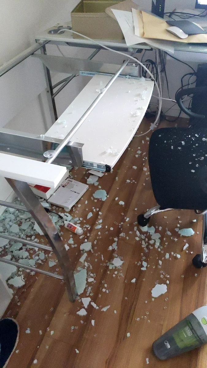 自宅でゴルフの素振りなんてしちゃ絶対にダメ！パソコンデスクの強化ガラス天板が粉々になってしまった…