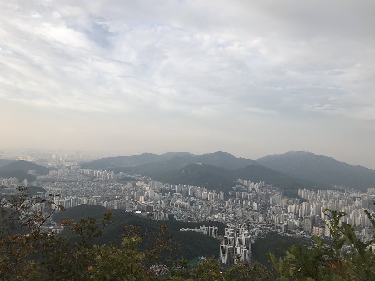 jakechoice's tweet photo. 관모봉에 올라 보니
수암봉너머 서해안산
관악산너머 서울이네 https://t.co/wfBCBZjFyi