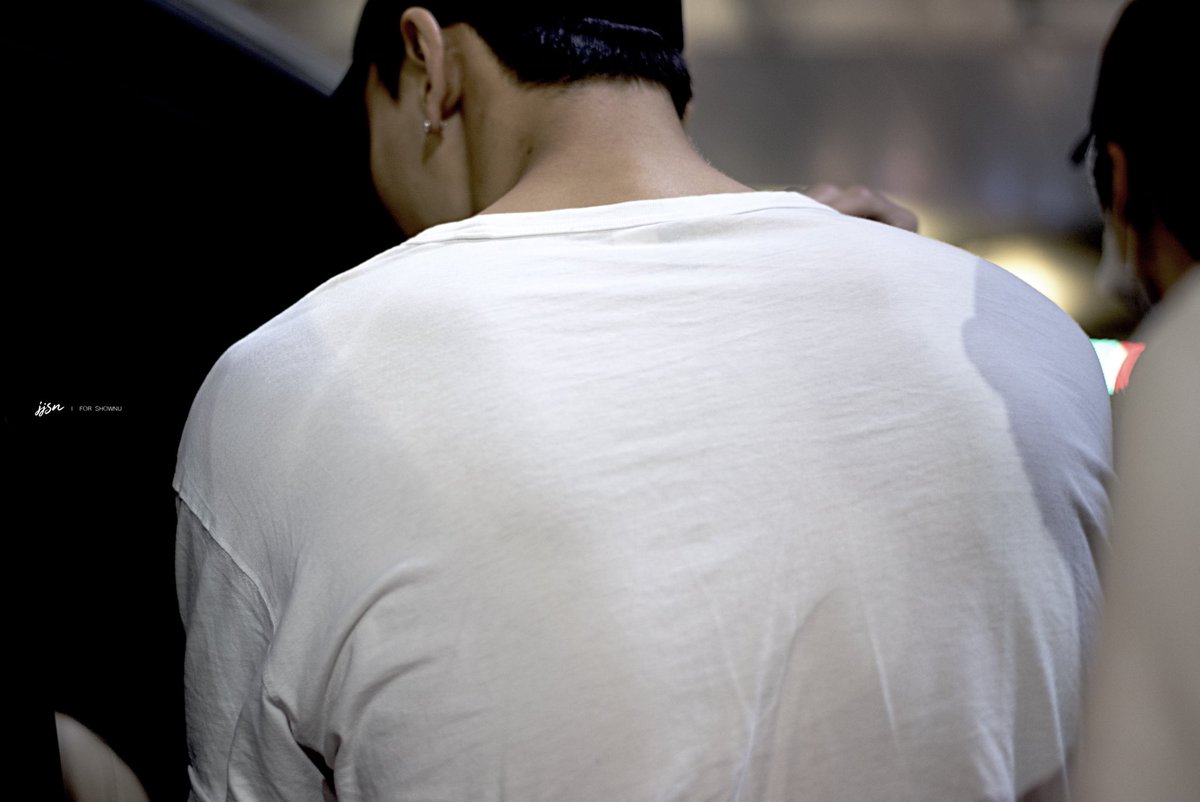 shownu_tmi's tweet photo. 20. 셔누의 등은 축구장만큼 넓다. https://t.co/XzrDjHZ2Kj
