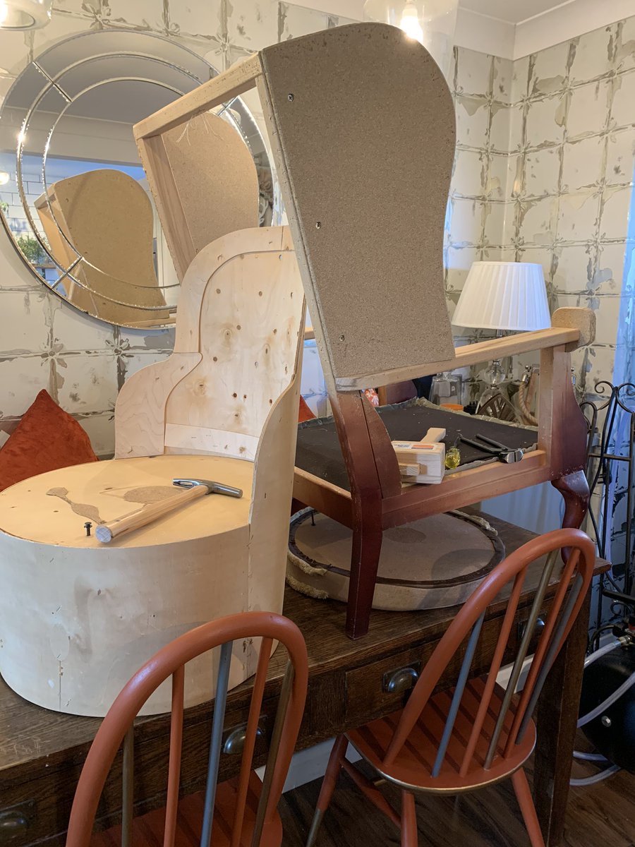 FeatureFurnish1's tweet image. Been stripping this weekend... 2 down...3 sofas, 1 chaise longue, 5 large chairs to go 💪🏼