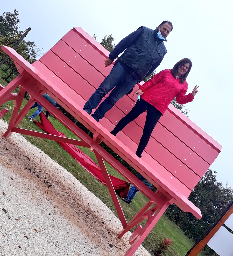 Marco_K18's tweet photo. #nonsolodabere #nonsoloinvigna
@LaGuarda #BigBench 
Il rosa del #Chiaretto, il rosa di una #PanchinaGigante
#vino turismo e territorio
#Valtenesi #vino #wine #enonauti
#winelover #enoturismo
@MTV_Lombardia https://t.co/rNebBxgR9K