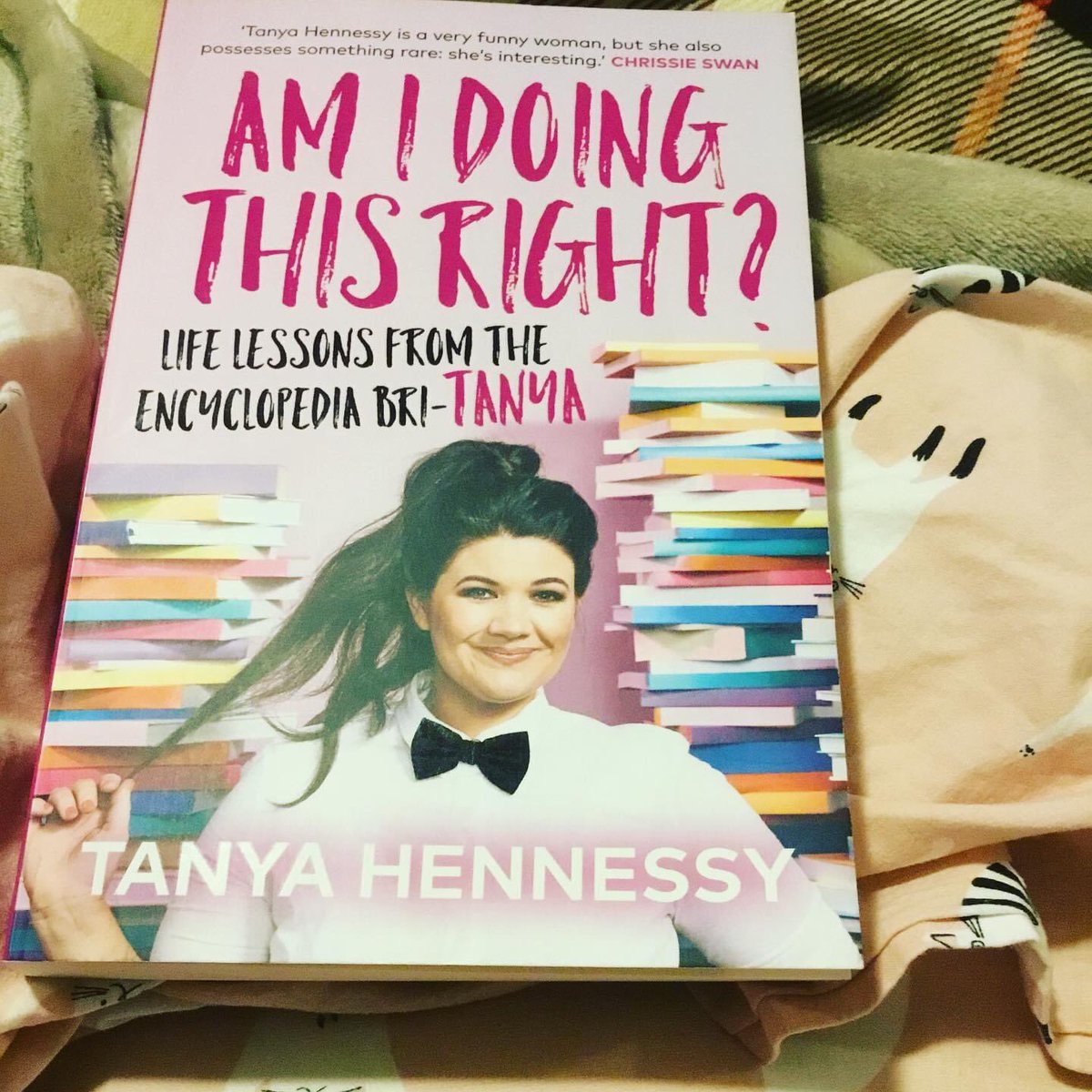 booknerd81's tweet photo. Just finished this fantastic book by another of my favourite funny ladies. Am I Doing This Right by Tanya Hennessy #books #bookworm #booknerd #amidoingthisright #tanyahennessy #brisbane #queensland #australia https://t.co/jhWblAJkfu