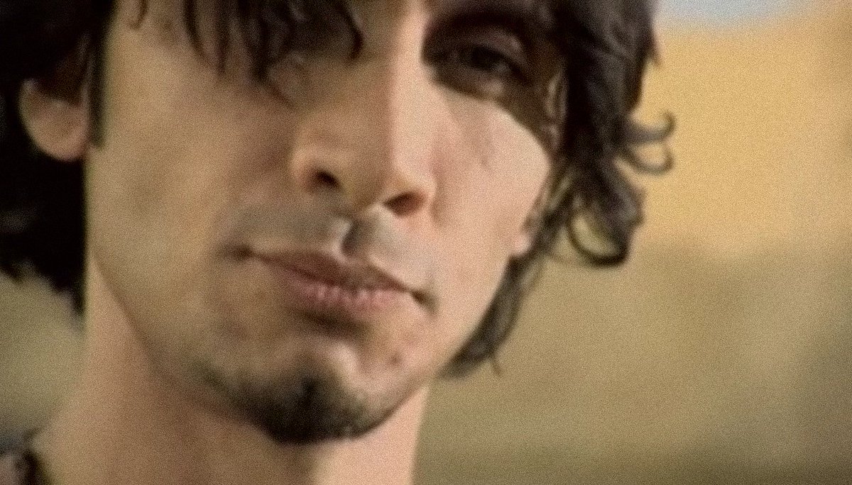 l0tox's tweet photo. Prendiamoci tutti un minuto per apprezzare il videoclip di Libero, patrimonio dell'umanità. 
#FabrizioMoro #Libero https://t.co/eXxCcXpzn8