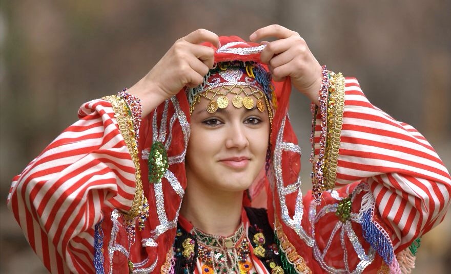 torbesh/torbeši have been culturally distinct from the majority orthodox macedonian community for centuries. they live in macedonia, serbia, turkey and albania. // they number 40,000–100,000.