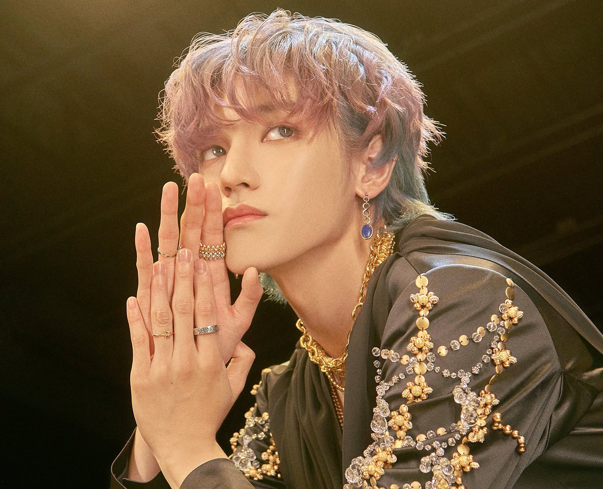 sweetpotaedo's tweet photo. taeyong with wavy hair https://t.co/002MbYY6mi