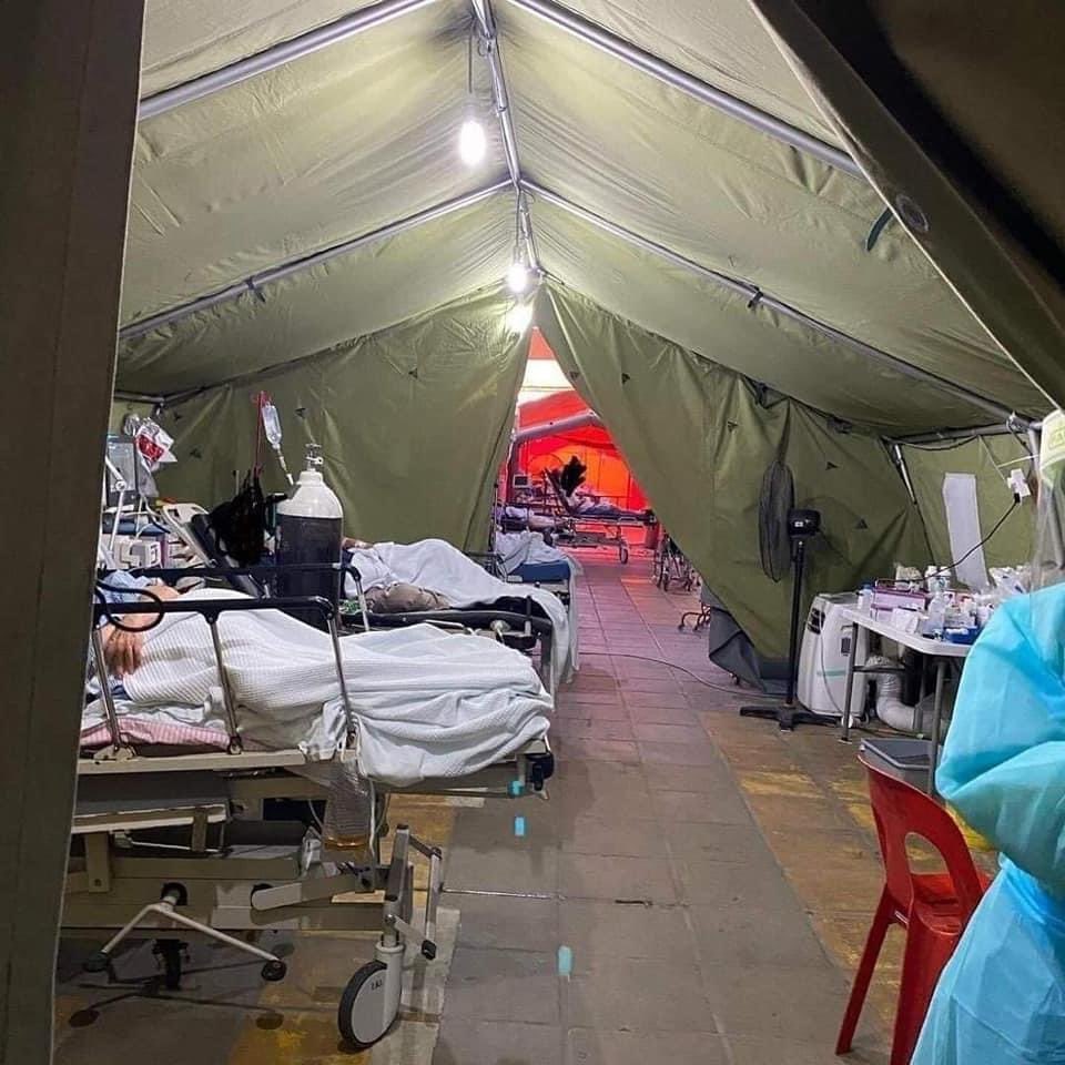 weneverknow01's tweet photo. Due to the drastic rising of Covid19 cases in Sabah, please please pray for us, for our frontliners. They're immensely tired. Hospitals in the interior parts of Sabah are lacking supplies. Even in HQE supplies aren't enough to treat the increasing numbers #prayforSabah https://t.co/PxuVzbLPpE