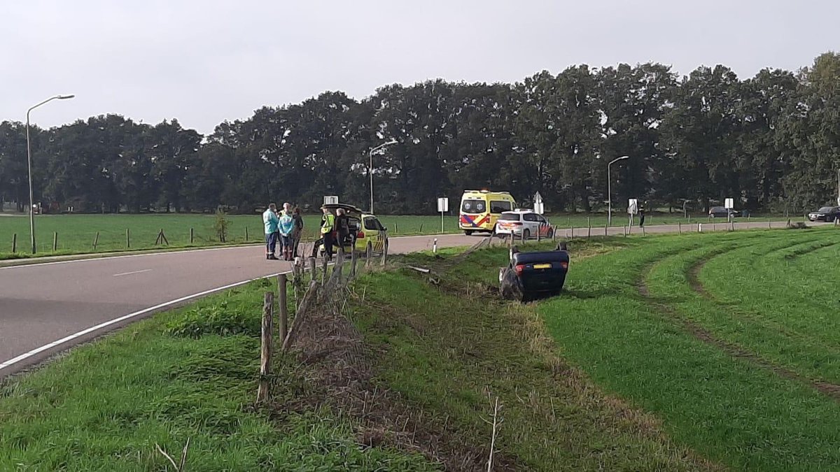 Bij een ongeval op de Poldersweg in Belfeld is een auto op de kop in een weiland beland. ..