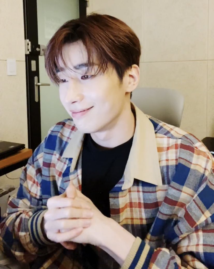 snoopywooshin's tweet photo. seungwoo was talking about his new nephew and that he was so small and cute. he even demonstrated how he carried him in his arms 😭 https://t.co/BwDMp8UUNj