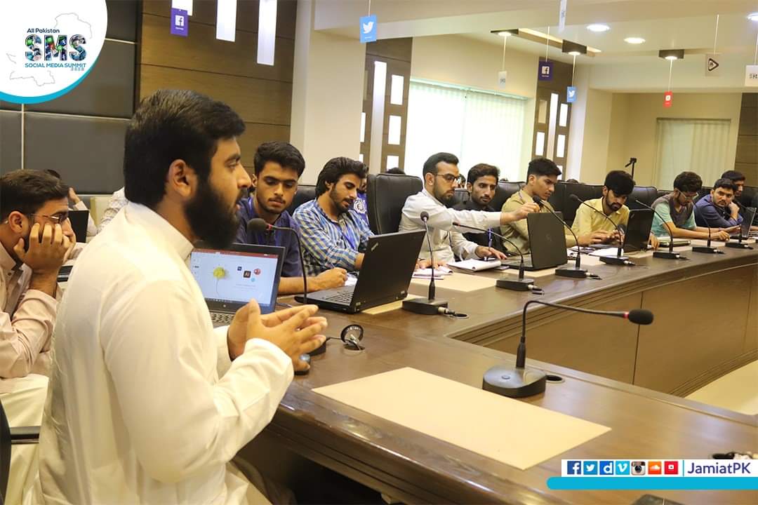 JamiatPK's tweet image. Day 2:
Session 01: Mr. @anaswaqar0 (CEO PixelPK &amp;amp; Ex Member IJT Pk) conducting workshop on &quot;Graphic Designing&quot;

#Jamiat #IJT #SMS2020 #SMS #JamiatPK #GraphicDesigning #Designing
