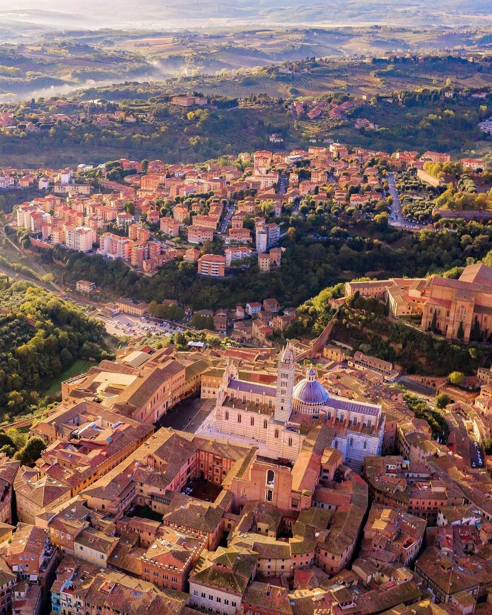 2/ Difference between natural and artificial citiesNatural cities evolve organicallyArtificial cities are elaborately designedSociety and economy shape natural cities.Urban designers plan artificial cities.(left: natural Siena, Italy. Right: artificial British new towns)