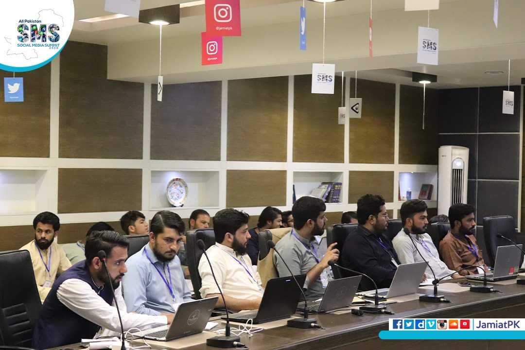 JamiatPK's tweet image. Day 2:
Session 01: Mr. @anaswaqar0 (CEO PixelPK &amp;amp; Ex Member IJT Pk) conducting workshop on &quot;Graphic Designing&quot;

#Jamiat #IJT #SMS2020 #SMS #JamiatPK #GraphicDesigning #Designing