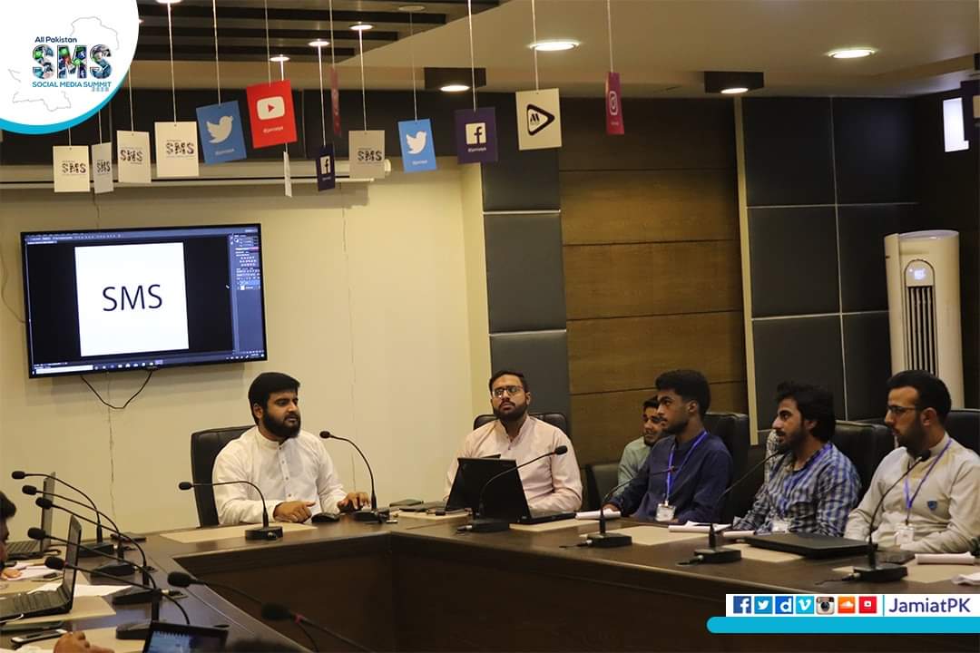 JamiatPK's tweet image. Day 2:
Session 01: Mr. @anaswaqar0 (CEO PixelPK &amp;amp; Ex Member IJT Pk) conducting workshop on &quot;Graphic Designing&quot;

#Jamiat #IJT #SMS2020 #SMS #JamiatPK #GraphicDesigning #Designing