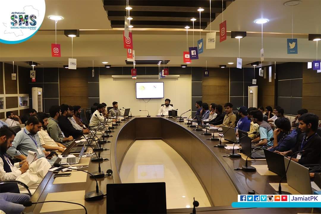 JamiatPK's tweet image. Day 2:
Session 01: Mr. @anaswaqar0 (CEO PixelPK &amp;amp; Ex Member IJT Pk) conducting workshop on &quot;Graphic Designing&quot;

#Jamiat #IJT #SMS2020 #SMS #JamiatPK #GraphicDesigning #Designing