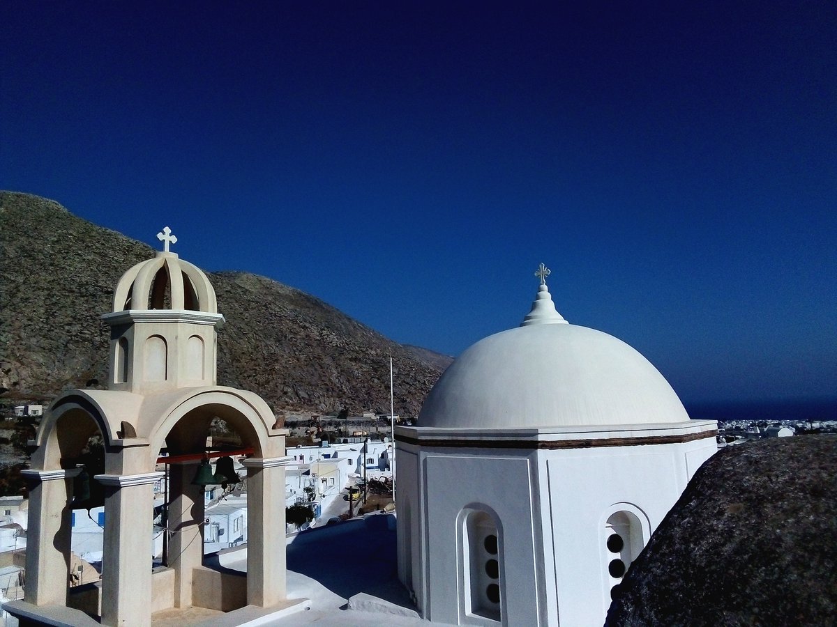 ancientphone82's tweet photo. Σ 'αγαπώ, Σαντορίνη! (2019) V 🇬🇷⛪️🚪🚩#memories #wanderlust #travelling #birthdaytrip #Santorini #Santorin #Greece #GorgeousGreece #twothousandnineteen #mentaltreasurechest #Emporio #Nimborios #village #medieval #idyllic #VenetianCastle #tower #Goulas #whitewashed #pennants https://t.co/b2EVZfjkty