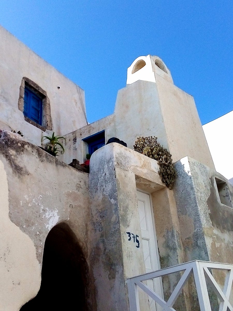 ancientphone82's tweet photo. Σ 'αγαπώ, Σαντορίνη! (2019) V 🇬🇷⛪️🚪🚩#memories #wanderlust #travelling #birthdaytrip #Santorini #Santorin #Greece #GorgeousGreece #twothousandnineteen #mentaltreasurechest #Emporio #Nimborios #village #medieval #idyllic #VenetianCastle #tower #Goulas #whitewashed #pennants https://t.co/b2EVZfjkty