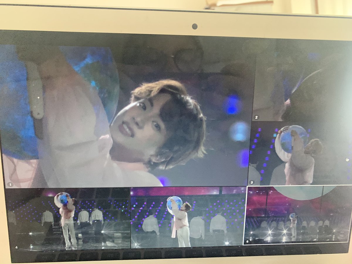 hoeforrose's tweet photo. Please JINS SMILE WHEN HE HUG US https://t.co/bkU3x4BkV3