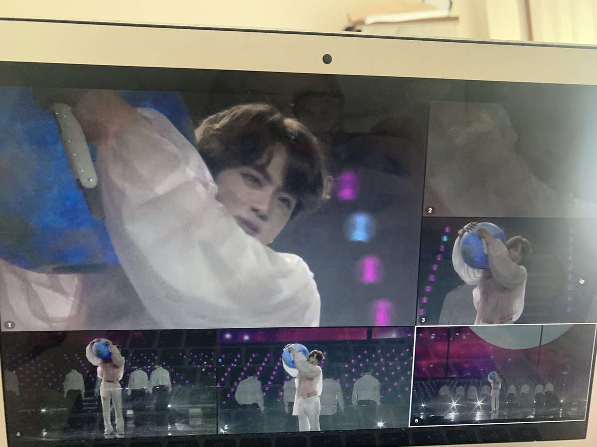 hoeforrose's tweet photo. Please JINS SMILE WHEN HE HUG US https://t.co/bkU3x4BkV3