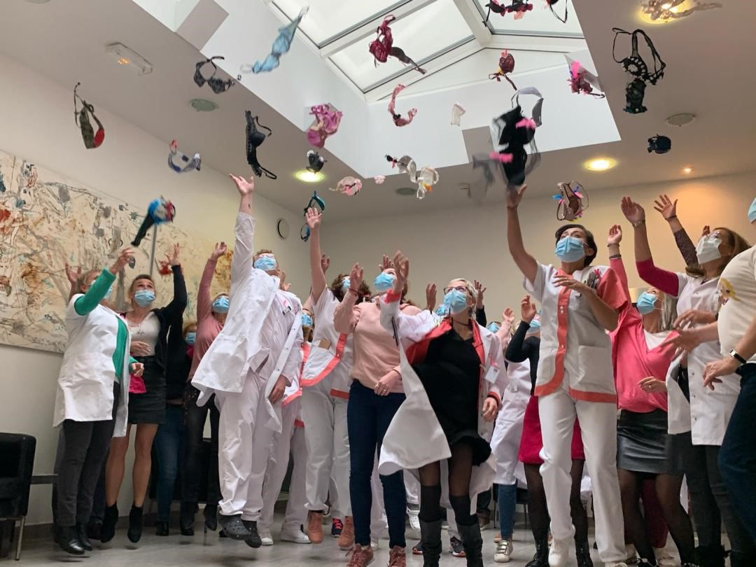 PinkBraBazaar's tweet photo. Pink Bra Toss au Centre de cancérologie Les Dentellières à Valenciennes!

https://t.co/99O996myR9

#breasthealth #santedusein #octobrerose #pinkoctober #pinkbratoss #lancersoutiensgorge #jaimemesseins #ilovemyboobs #breastcancerprevention #selfcare #carnetdusein #myboobbook https://t.co/hKXXbDZvwE