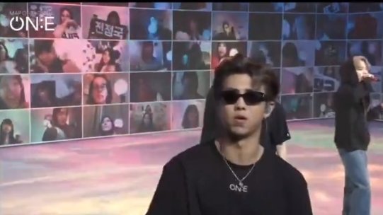 isconyyy's tweet photo. Tengo tanta pena que leo los tweets y me pongo a llorar asi que mejor veo y dejo estas fotos que de seguro serán iconic de nuestro dios joon 
#MapOfTheSoulOne_D2 https://t.co/n9HjUn84yf