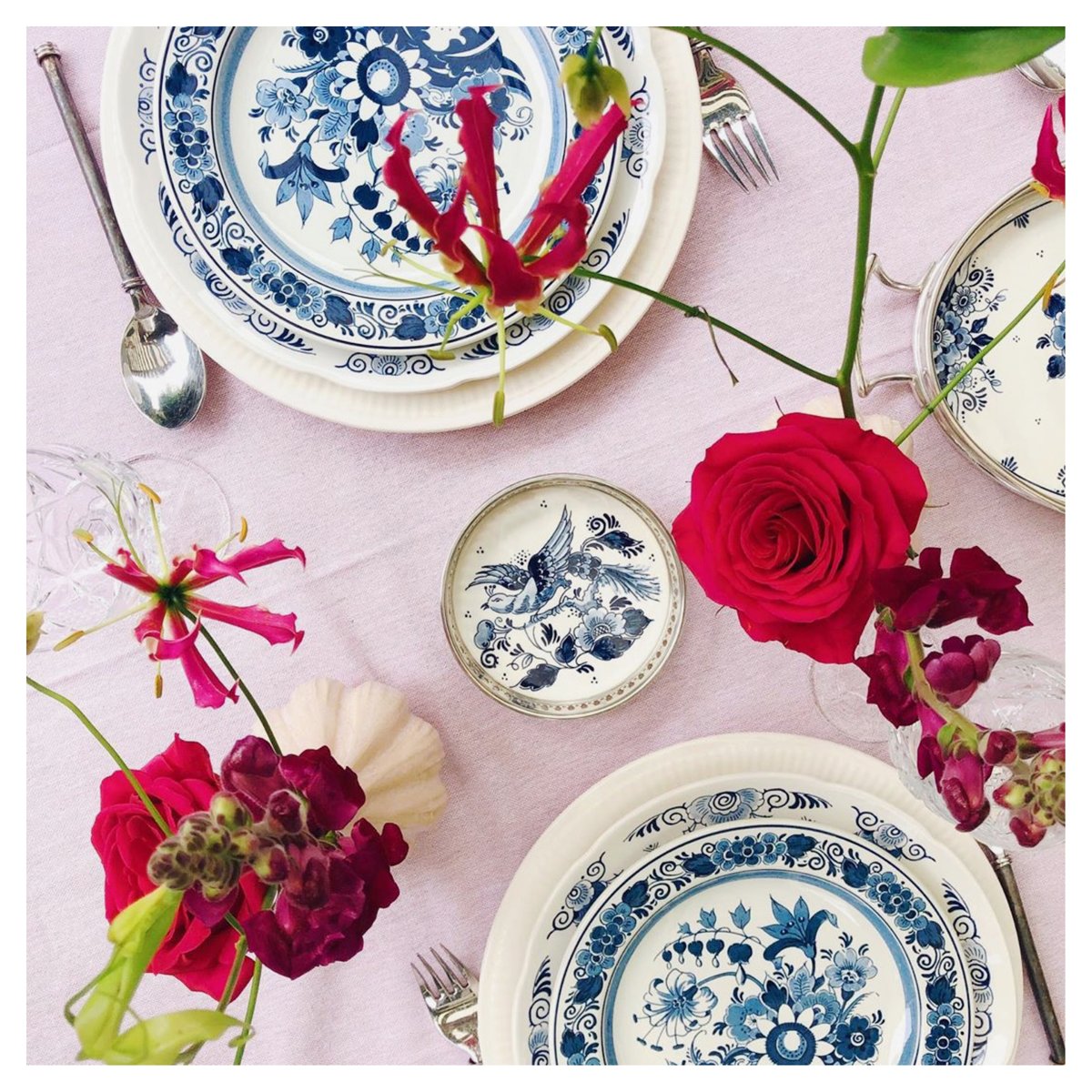 Royal_Tableware's tweet image. Romantic Sunday sessions with traditional Delft Blue dinnerware by @royalgoedewaagen in combination with @royalboch. 

#sunday #dinner #dinnertime #delftblue #romantic #royalgoedewaagen #goedewaagen #craftsmanship #royalboch #tablesetting #studioniece #royaltableware #amsterdam