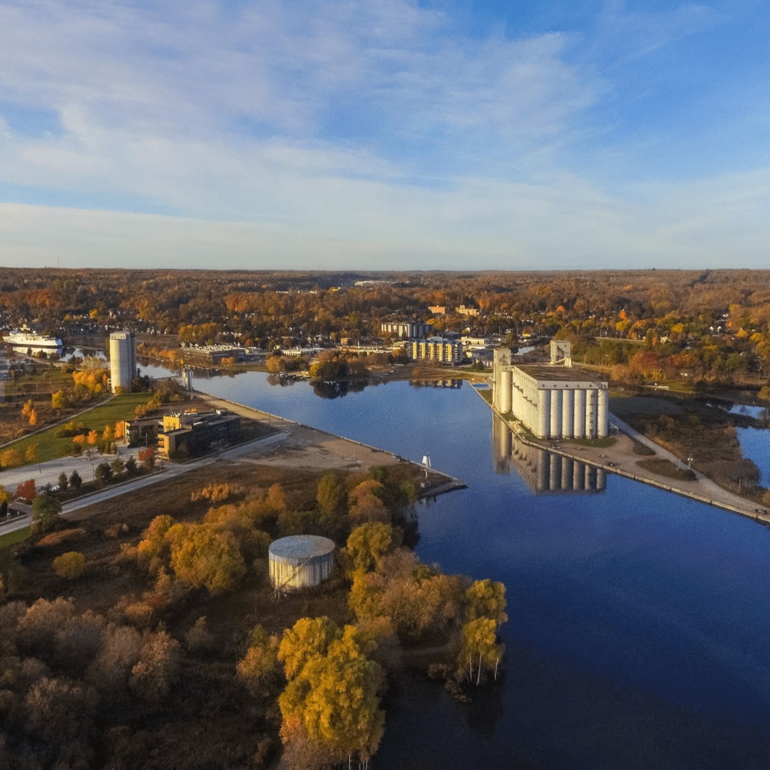 OSTourism's tweet photo. Explore somewhere new this weekend! Get out safely and stroll or boat the Owen Sound Harbour. Less crowded than some of our other Owen Sound hot spots, it's got the perfect setting for a fabulous selfie!! #OwenSound #FallTours #StaySafe #OwenSoundHarbour https://t.co/qDzQLYsVEh https://t.co/8lSWg1lq7q