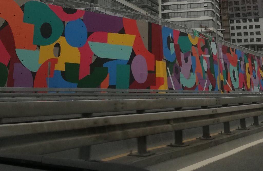 CHP'li İBB Başkanı kendisini alkışlamayan yaprakları cezalandırmaya devam ediyor.

Duvarlardaki çevre dostu peyzaj çalışmalarını söken, görev süresi boyunca sadece göz boyayan #EkoFelaket şimdi de DUVAR BOYUYOR!

Sanat mı? Sanat, onlar için sadece beceriksizliklerinin MAKYAJI!