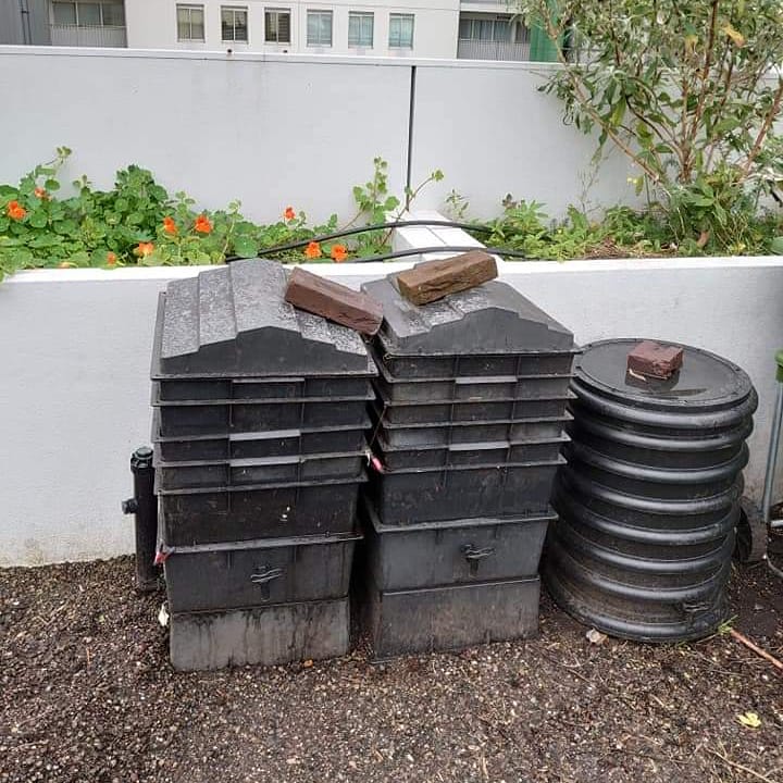 d_akkers's tweet photo. Een paar van onze #wormenhotels op ons dak met #compostwormen die zorgen voor 'n verbazingwekkend aantal liters #rotterdamwatershit. Krachtige plantencompost. Te koop via de website van @ecomondoNL en bij @STEKrotterdam ... https://t.co/eldDITjOrC