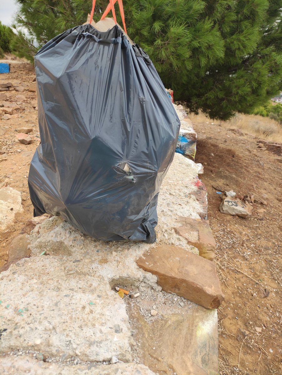 VictorMG21's tweet photo. Decadente y bochornoso el estado en el que se encuentra el Monte Victoria o de las 3 letras en Málaga @malaga @AndaluciaJunta https://t.co/qeT7SifPK2