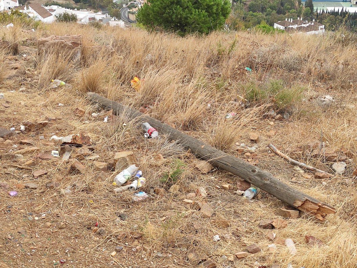 VictorMG21's tweet photo. Decadente y bochornoso el estado en el que se encuentra el Monte Victoria o de las 3 letras en Málaga @malaga @AndaluciaJunta https://t.co/qeT7SifPK2