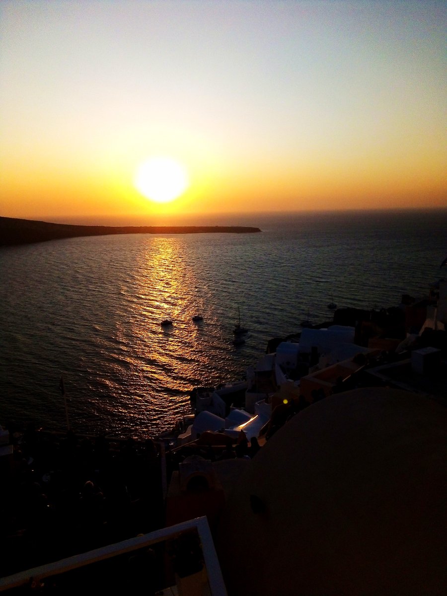 ancientphone82's tweet photo. Σ 'αγαπώ, Σαντορίνη! (2019) VI 💙🤍⛪️🌅 #memories #wanderlust #travelling #birthdaytrip #Santorini #Santorin #Greece #GorgeousGreece #twothousandnineteen #mentaltreasurechest #Cyclades #Oia #idyllic #whitepainted #bluedomed #touristmagnet #sunset #famoussunset #sunsetphotography https://t.co/PKXxJA9XwJ