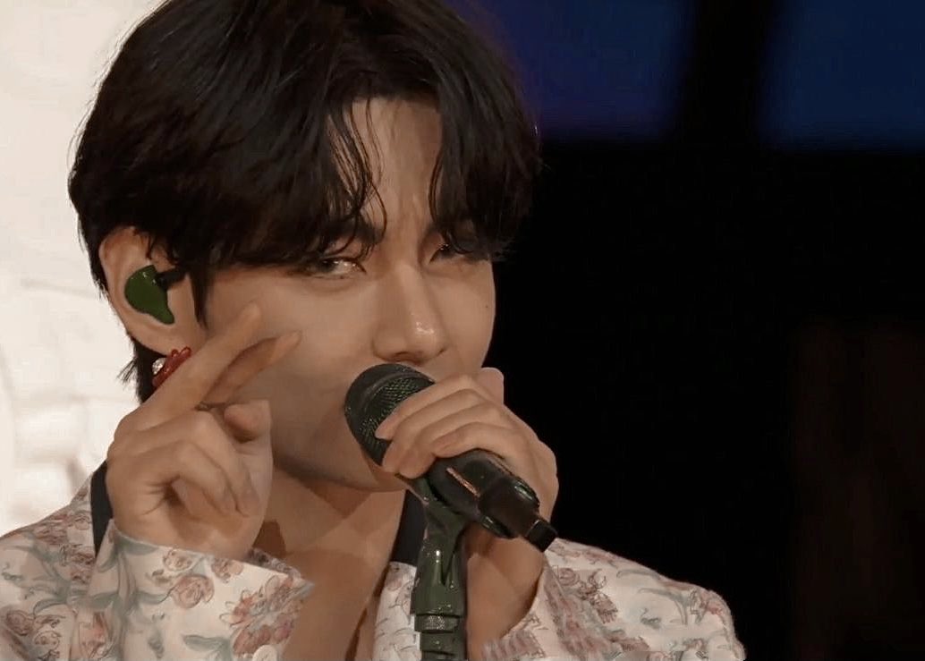 taekookeditss's tweet photo. Kim Taehyung is absolutely perfect https://t.co/7MZCWFbN9r
