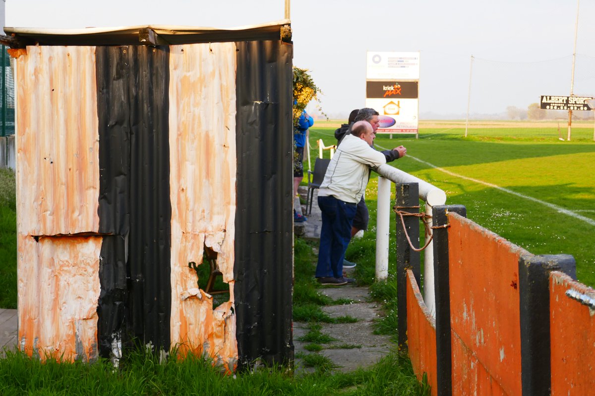 De_Dwarslat's tweet photo. US Ploegsteert-Le Bizet. Geen popcorn en pluche maar voetbal zoals het bedoeld is.
#groundhopping #Ploegsteert #plugstreets https://t.co/Y9DmQK58qe