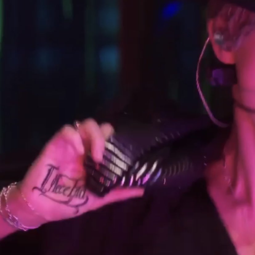 [Jimin'in Elindeki Dövme]

"Illecebra"

Latince "cazibe, kışkırtma, baştan çıkarma" anlamlarına gelen bir kelime.