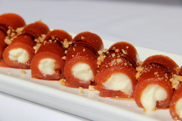 Valliser_'s tweet image. ¡Hora de aperitivo! Sorprende en casa con un aperitivo muy delicatesen. Es muy fácil de preparar y el contraste de texturas y sabores te encantará. #felizdomingo #membrillo #codonyat #producteartesanal #sensequímics  cutt.ly/ygyPXmR