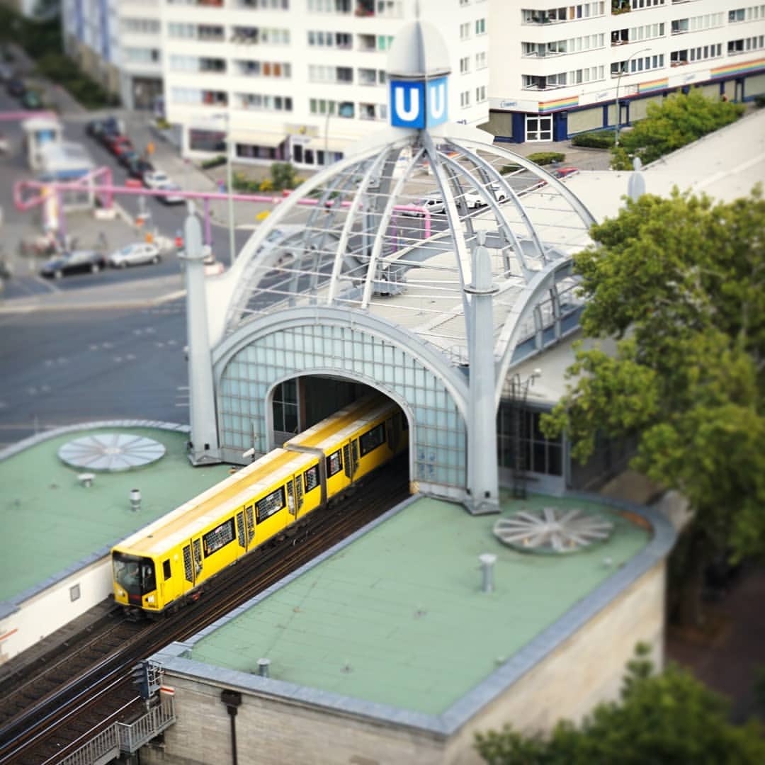 Zum Coming Out Day hier ein Zug, der aus einem Bahnhof kommt.