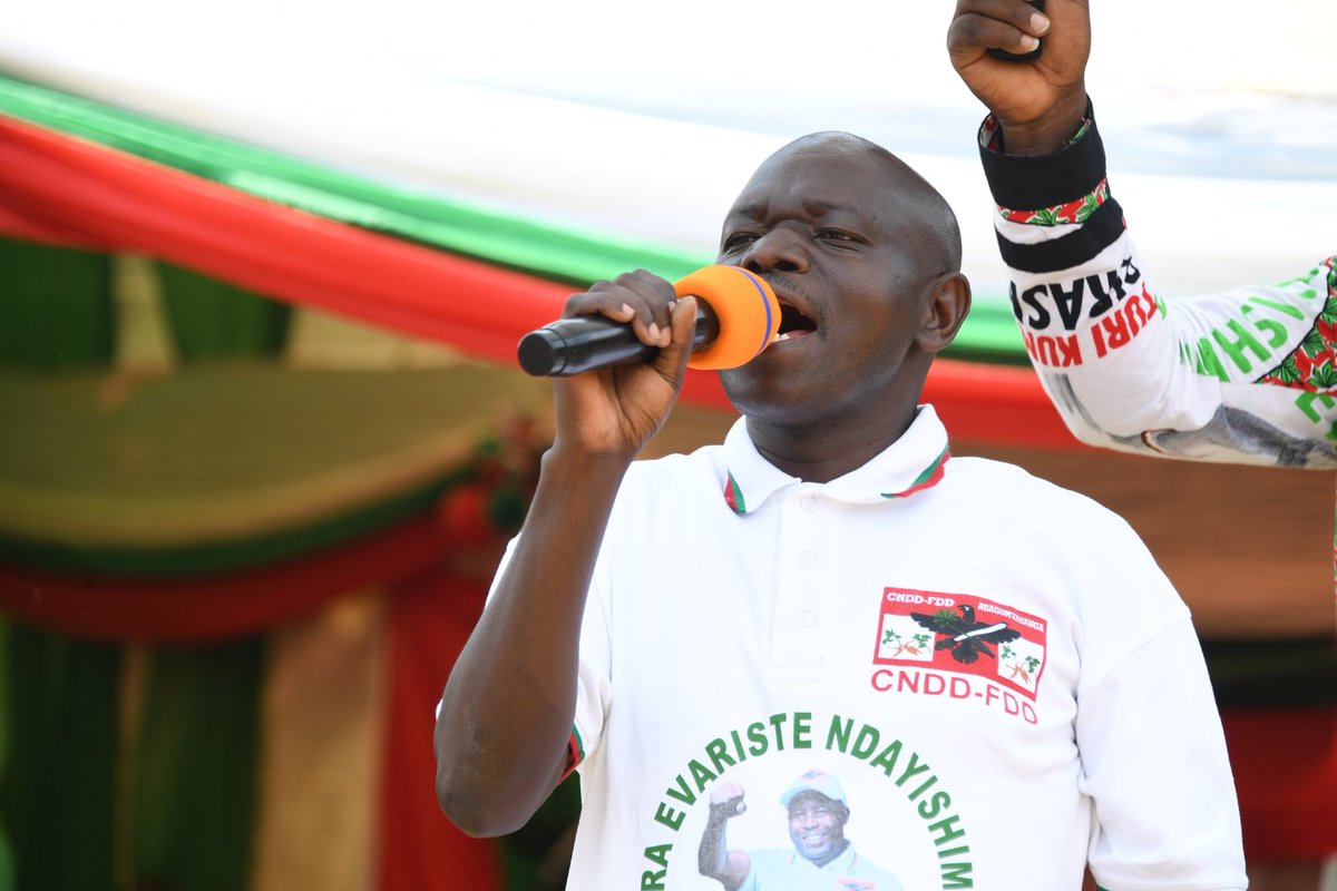 CnddFddButanyer's tweet photo. #Burundi 11/10/2020 Umunyamabanga w'umugambwe @CnddFdd muri @KayanzaProvince arashimiye bimwe bivuye ku mutima abigoye bose bakaza kudushishigikira, ndetse nabarungitse  intumwa zabo, mu birori bidasanzwe vyo kwinjira #Ingoro ya @cnddfddkayanza.
@GeneralNeva 
@nshingamateka https://t.co/pWZWnnyEKO