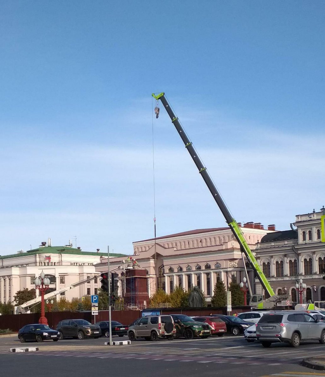 atomic_gun's tweet image. Ленина с Площади Свободы наконец-то убрали, уиии