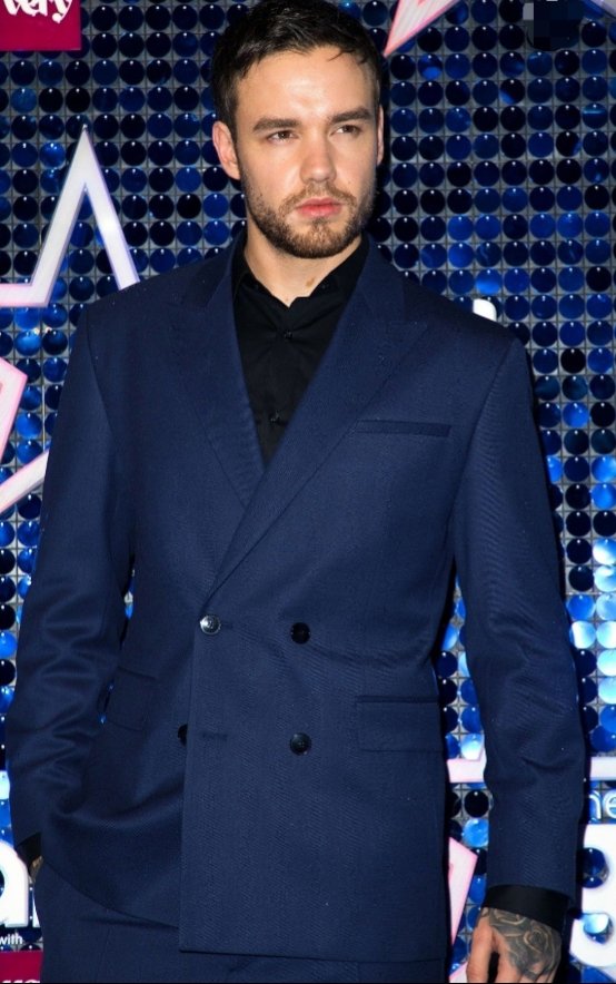 Liam Payne in suit ; a necessary thread.
