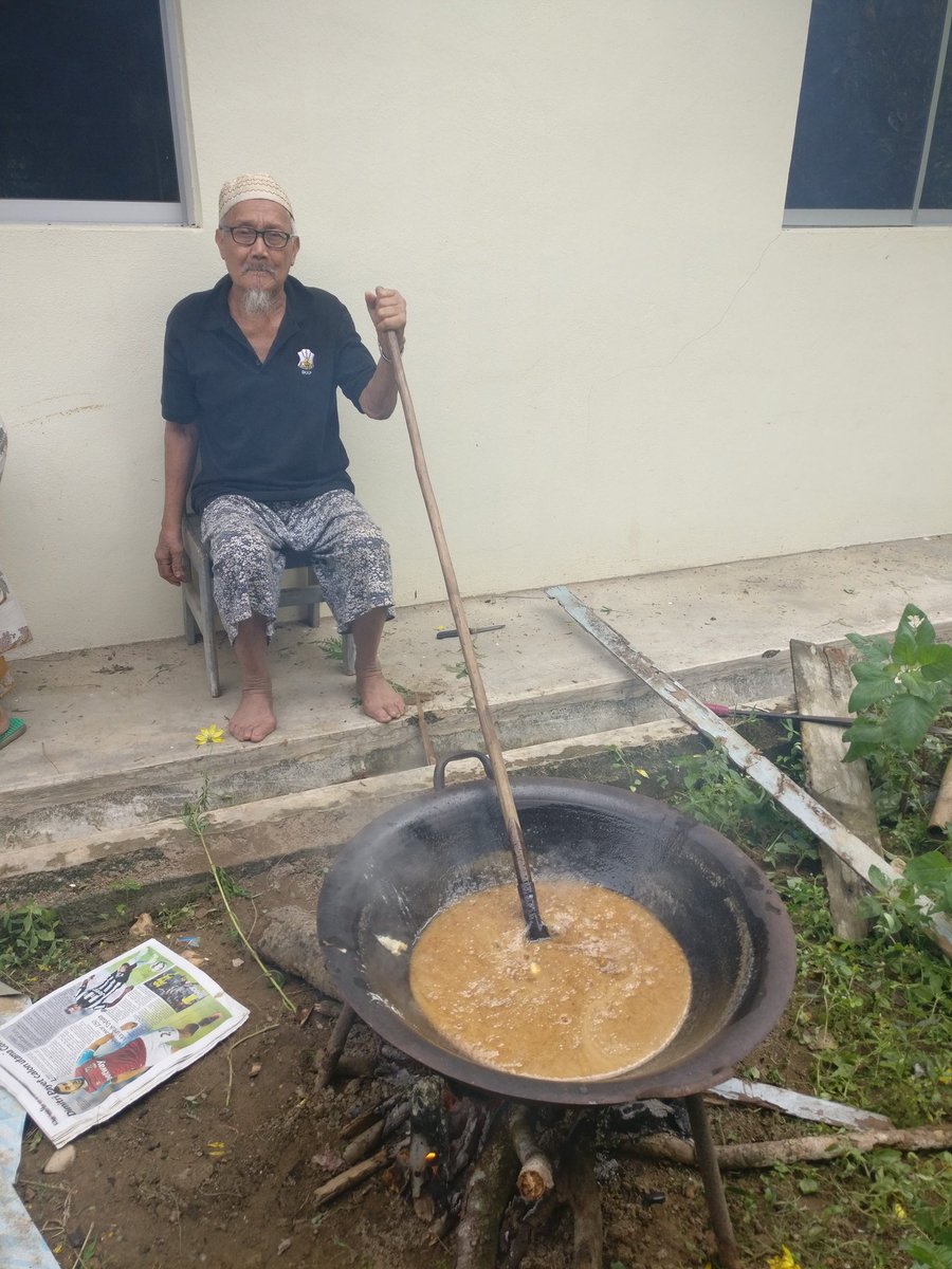 Ayah Long yang segelintir gelar tak bantu kerja rumah, tak pandai masak. Ini adalah hari pertama aku hijrah ke rumah dia, dia sambut aku dengan masak pulut manis 