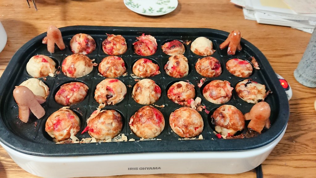 かぁくん 今日の夕飯は たこ焼き O ｳﾏﾏｰ あと嫁ちゃんが作ってくれたゴボウサラダ 梅田牛蒡って言って皇室献上品でもあるらしい たこ焼き居酒屋なべ四 たこさんウインナー 梅田ごぼう アグリパーク