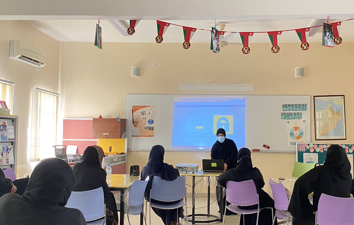 EduGovMct1304's tweet photo. قدمت الأستاذة خديجة الوهيبية مشغلا لبعض الإداريات والمعلمات في كيفية تفعيل منصة Google Classroom ، ولقد وضحت بالخطوات آليات توظيف منصة التعلم عن بعد Google Classroom . https://t.co/EqUpdMQCss