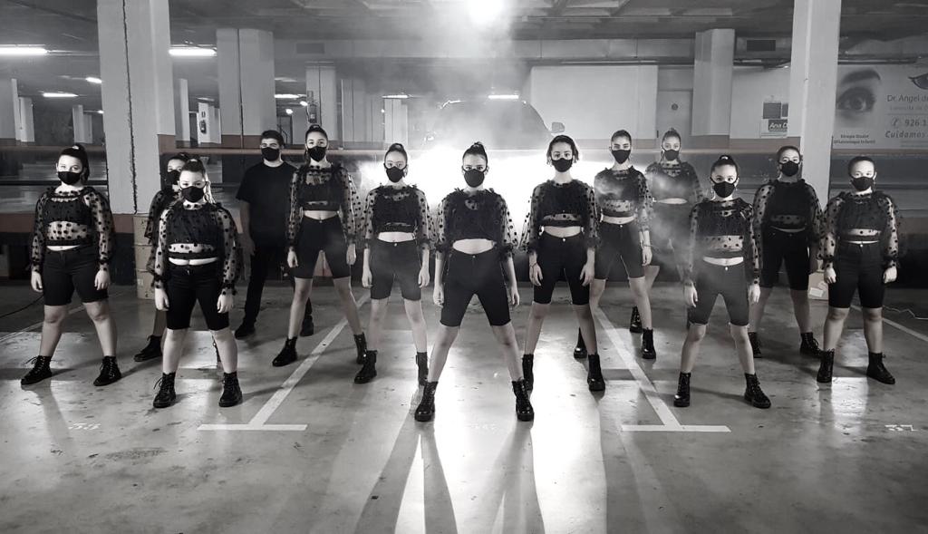 oxigenosport's tweet photo. Día espectacular de grabación con nuestros @O2monkeys e @Isa_fitwoman 
Grandes!! 👏👏👏
#Dancers #Funky #hiphop #Oxigénate https://t.co/2n7LJbkKQi