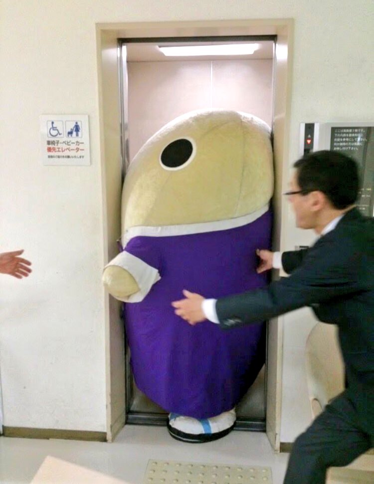 Japanese mascots getting stuck, a thread: