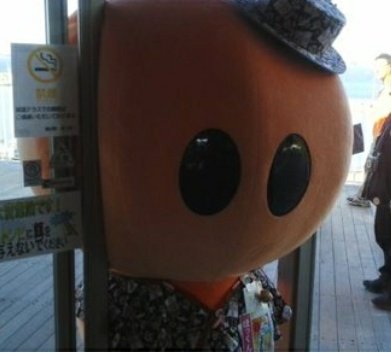 Japanese mascots getting stuck, a thread: